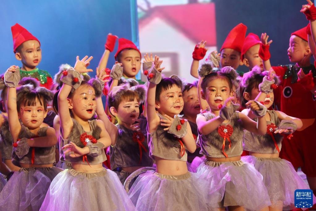 5月31日，甘肃阿克塞哈萨克族自治县幼儿园的孩子们在文艺汇演中表演节目。新华社发（高宏善摄）