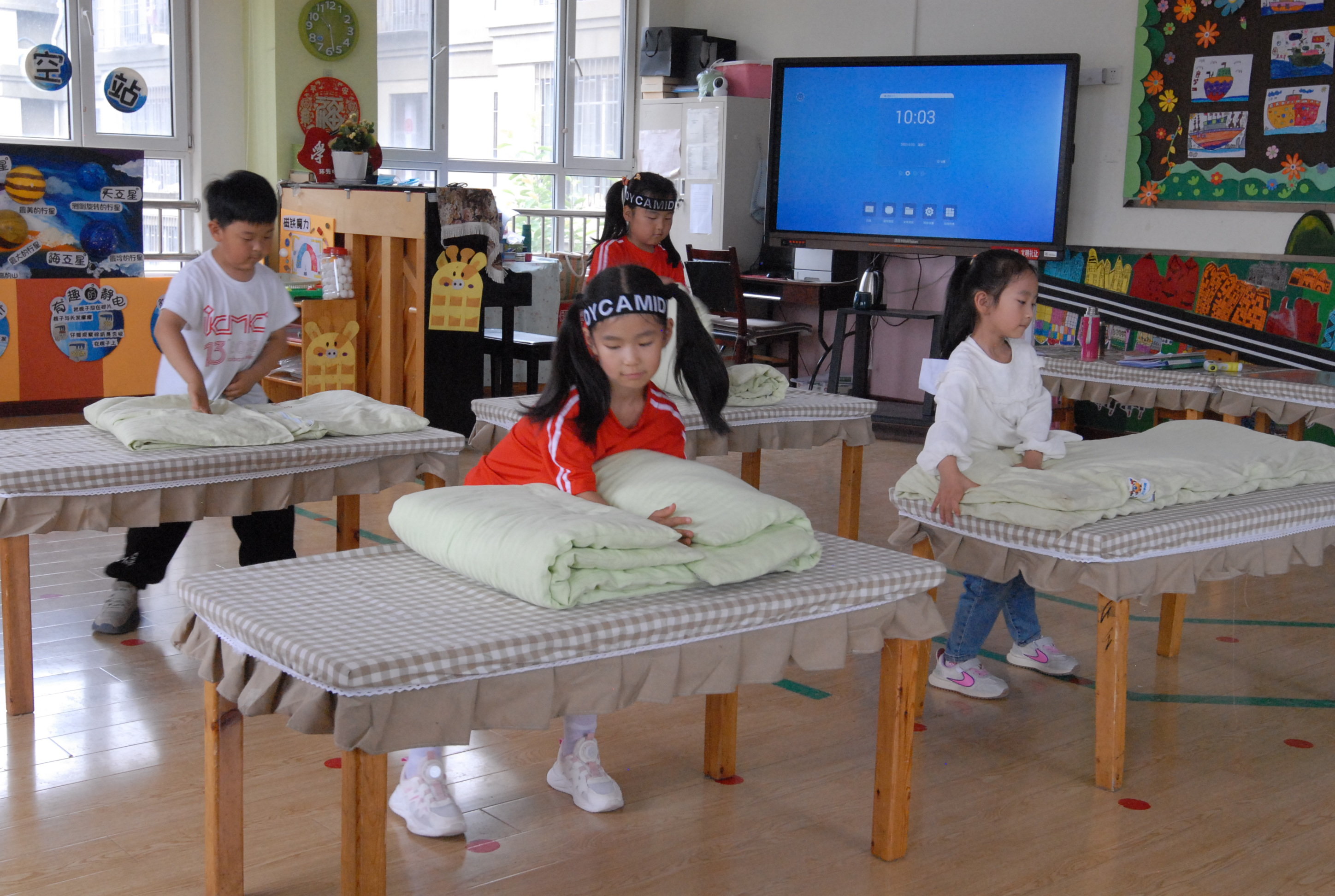 5月30日，山东省青岛即墨区，环秀街道一家幼儿园，孩子们在参加叠被子比赛。