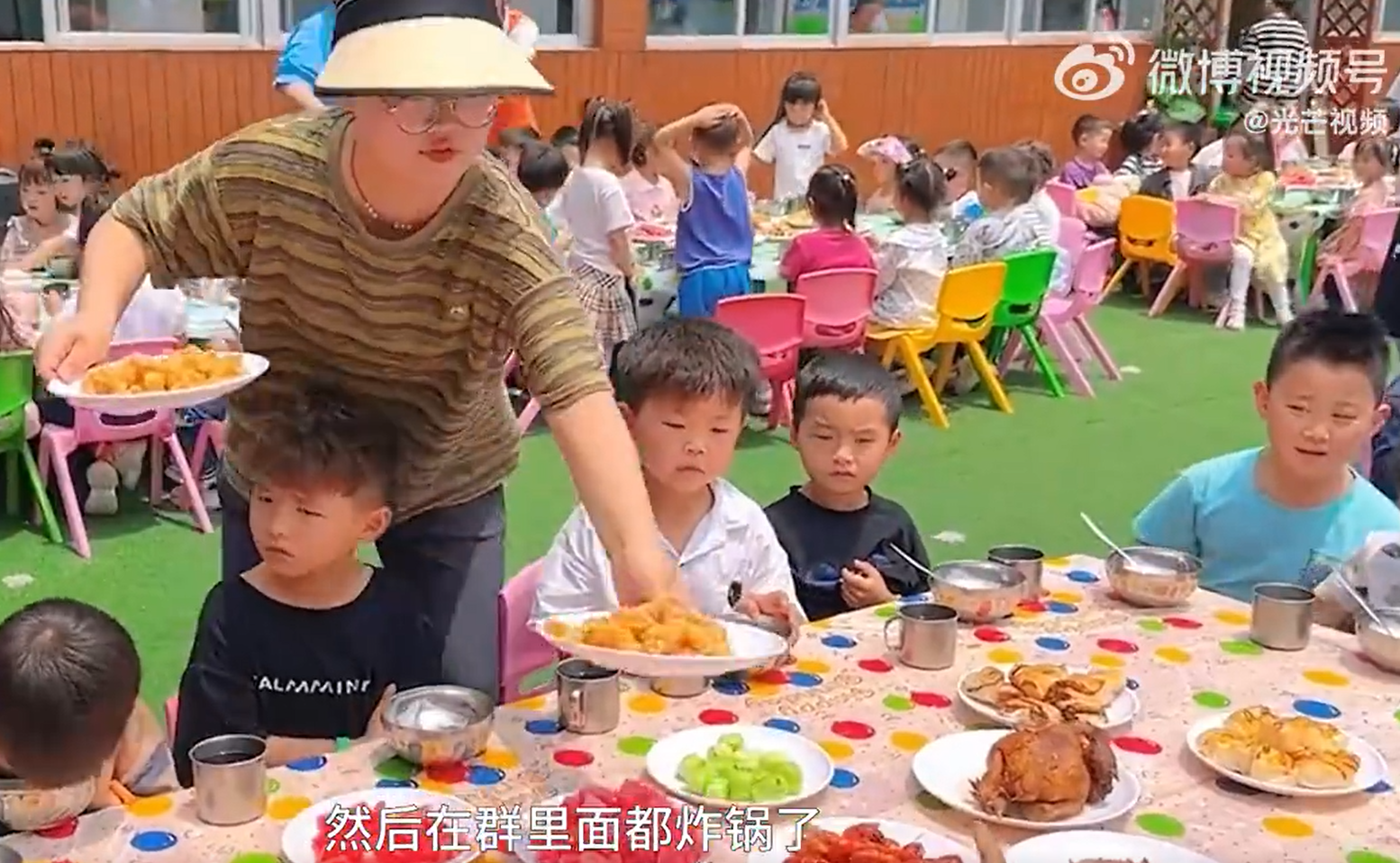 羡慕！安徽阜阳一幼儿园摆20桌请200孩子吃席庆六一
