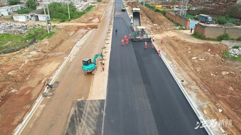 ▲南通路施工现场。摄影丨易永艳