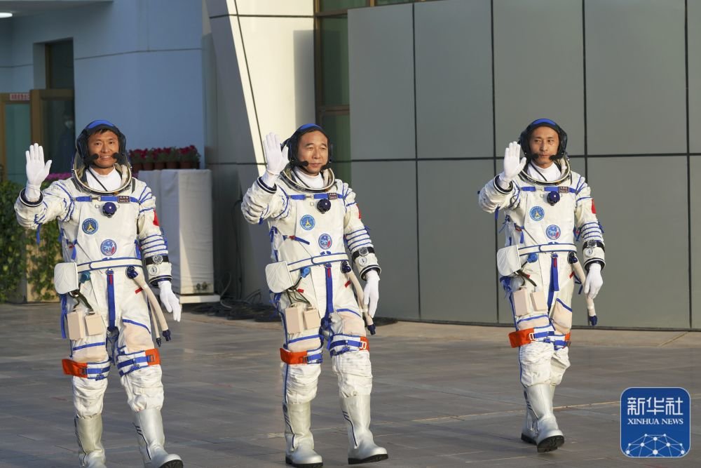 ↑这是航天员景海鹏（中）、朱杨柱（右）、桂海潮在出征仪式上 新华社记者 郭中正 摄