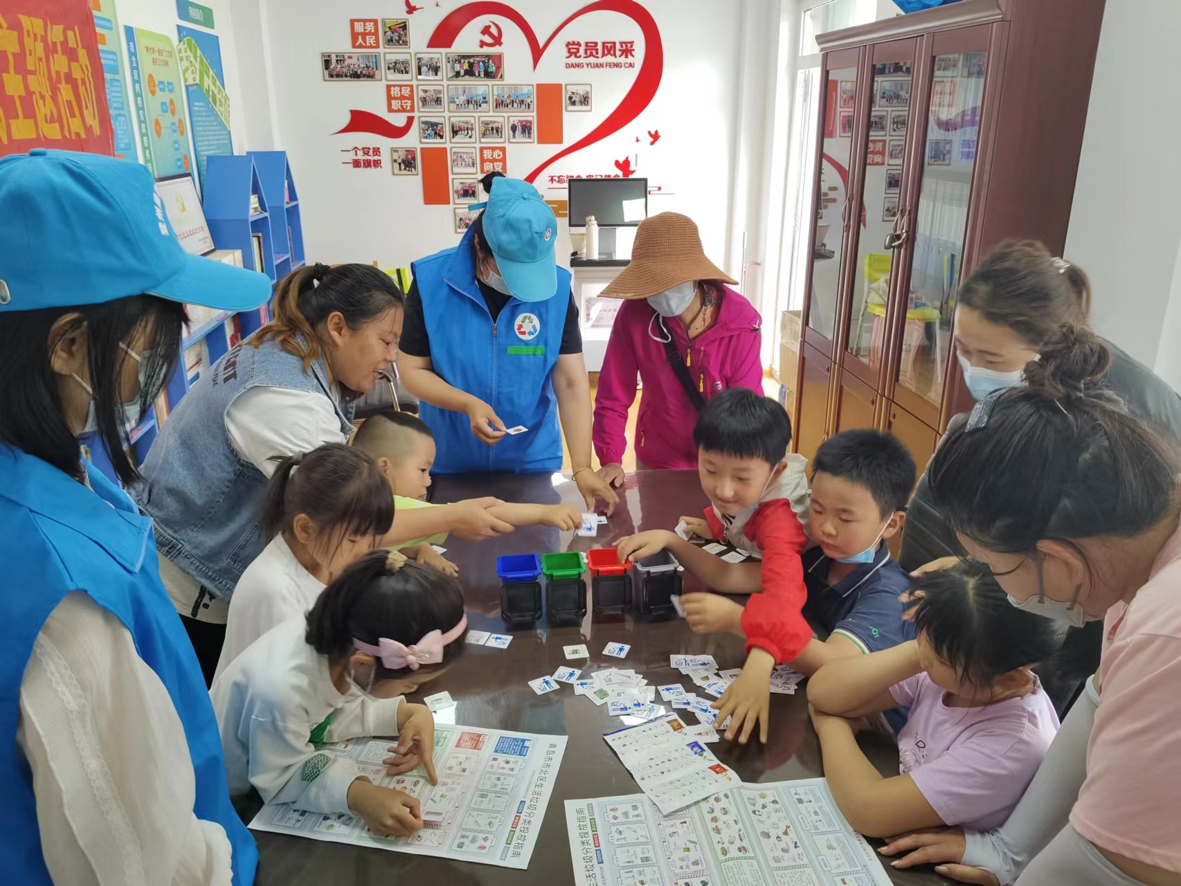 人和路社区垃圾分类趣味投放活动