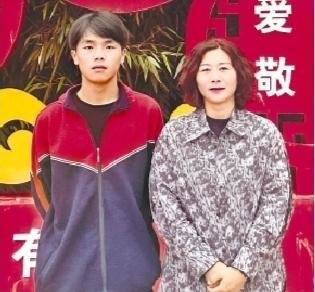 漆成荣与指导老师赵莹莹