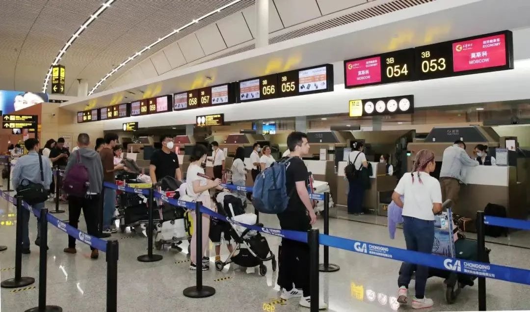乘客们正在有序办理乘机手续。江北机场供图