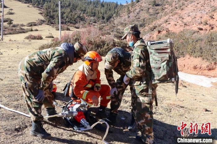 在芒康县驻防期间,森林消防队伍对驻地护林员进行技能培训。 姚天锐 摄