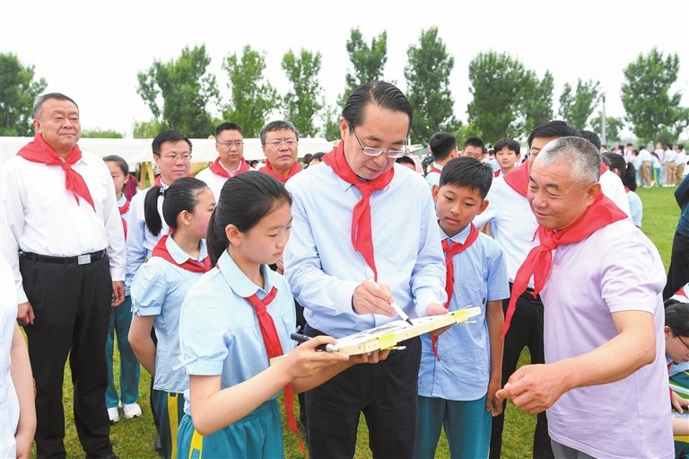 图为李云峰等临汾市领导在润州园参加少年儿童主题绘画活动。 临汾日报记者 闫锐鹏 摄