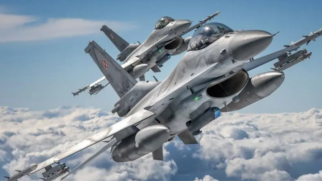 波兰总理:波方将帮助乌克兰培训F-16战斗机飞行员