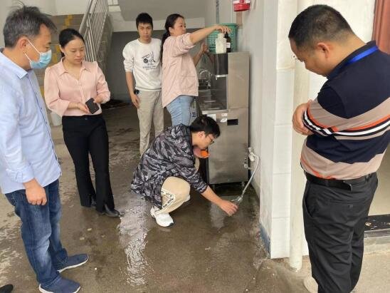 采集水样开展水质检测