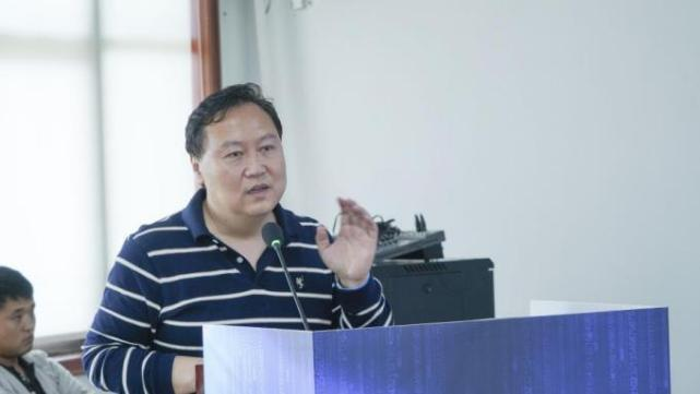 图：田渭东在分析军工股市场价值