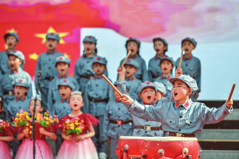 “六一”前夕，长治市火炬中学举办“高擎时代火炬 唱响红色旋律”合唱节活动。司敏摄