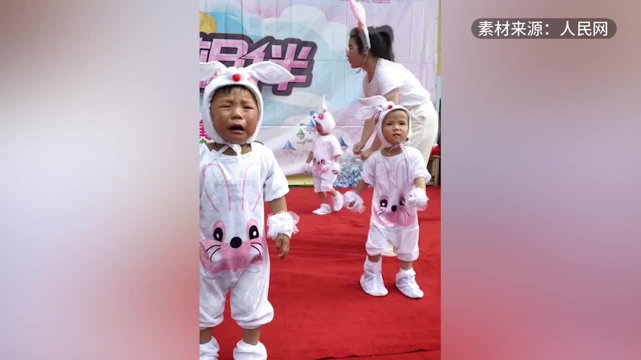 幼儿园六一表演，萌娃在舞台上各干各的场面一度失控