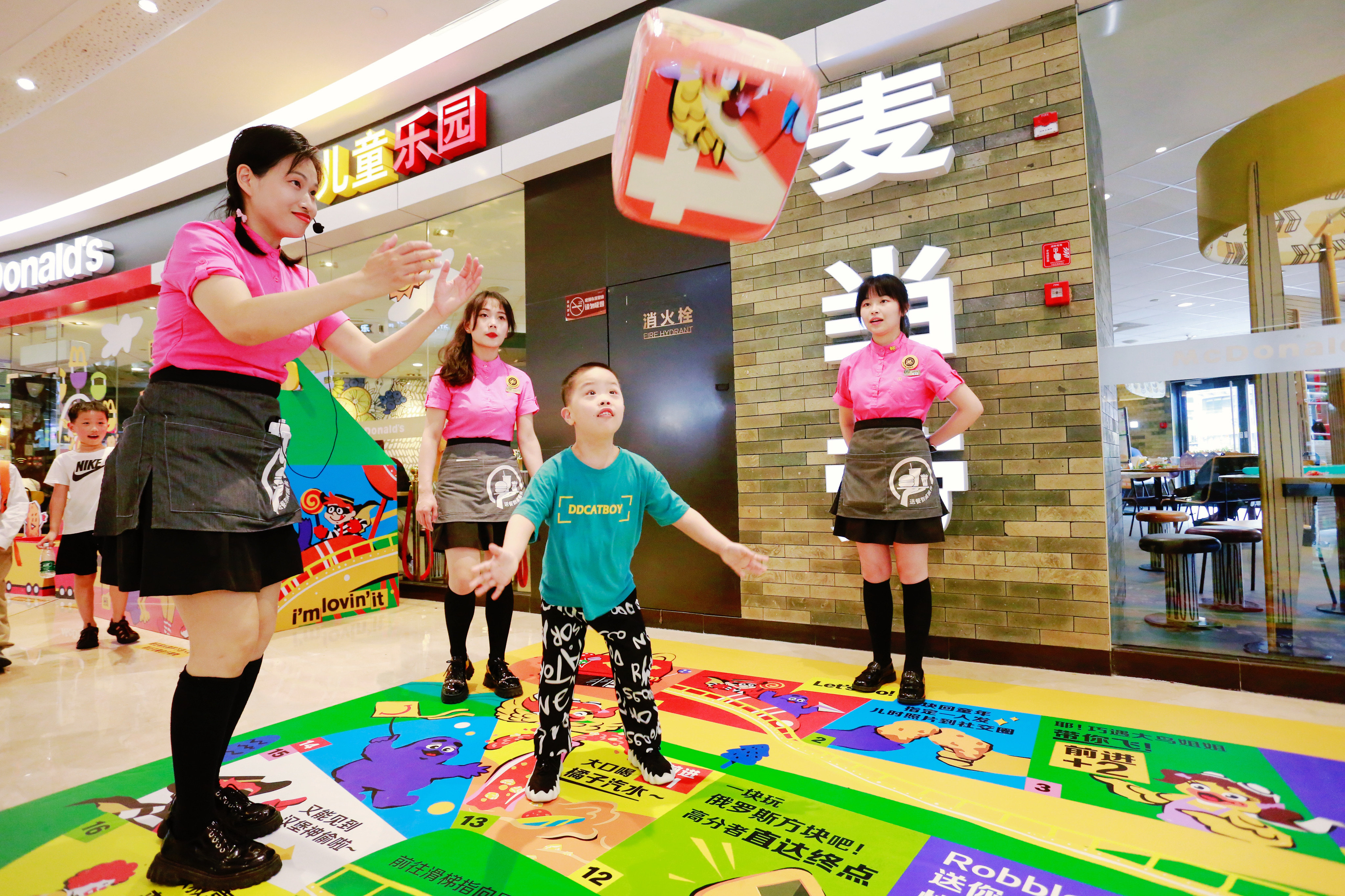 带领小朋友们折小风车、画画、开心乐园游戏棋互动