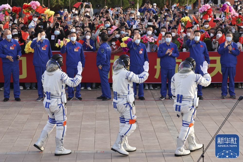 ↑这是航天员乘组在出征仪式上 新华社记者 金立旺 摄