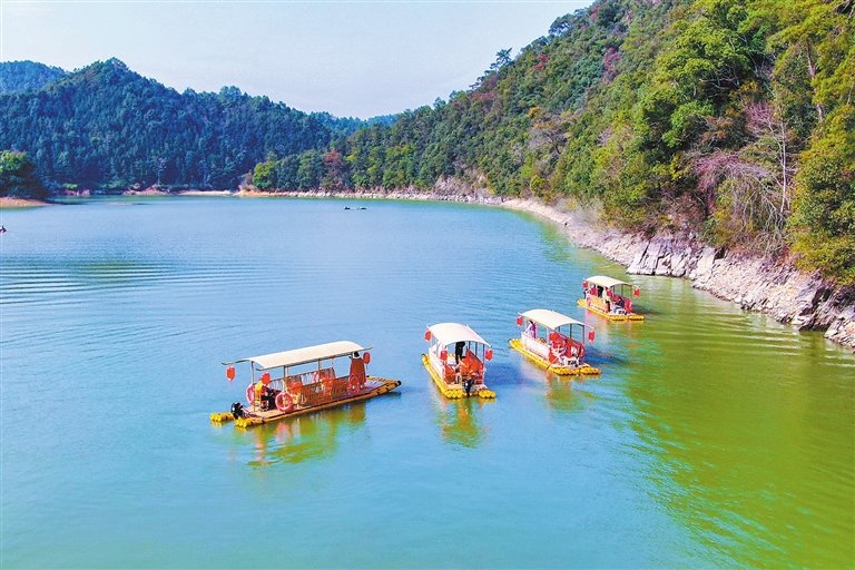 游客在赣州小漓江乘舟游湖，一览秀美山水。