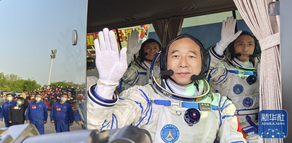 ↑这是航天员景海鹏（前）、朱杨柱（后右）、桂海潮在出征仪式上 新华社记者 李刚 摄