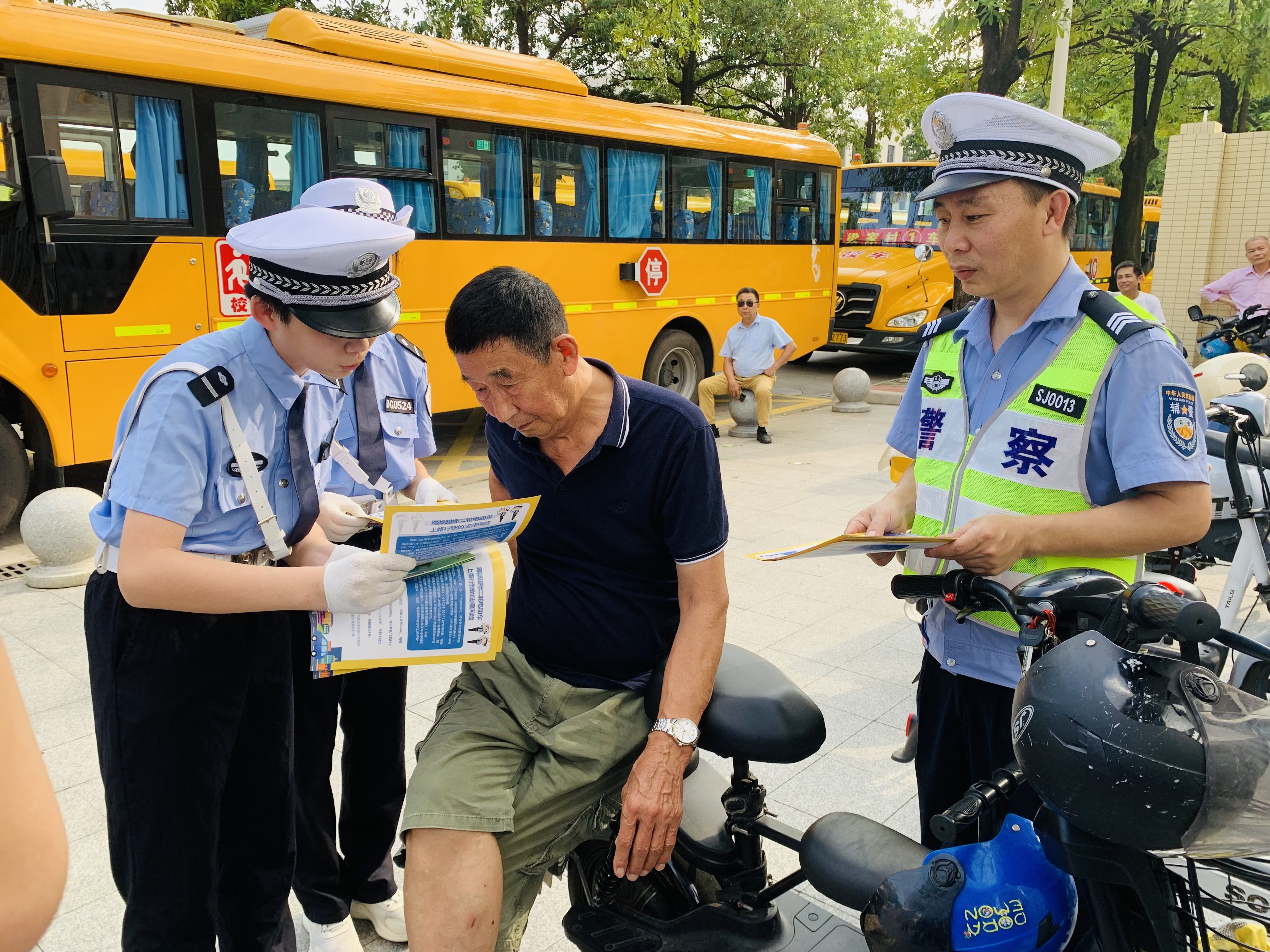 东莞交警丨石碣交警积极开展“少年小交警” 助力文明行活动