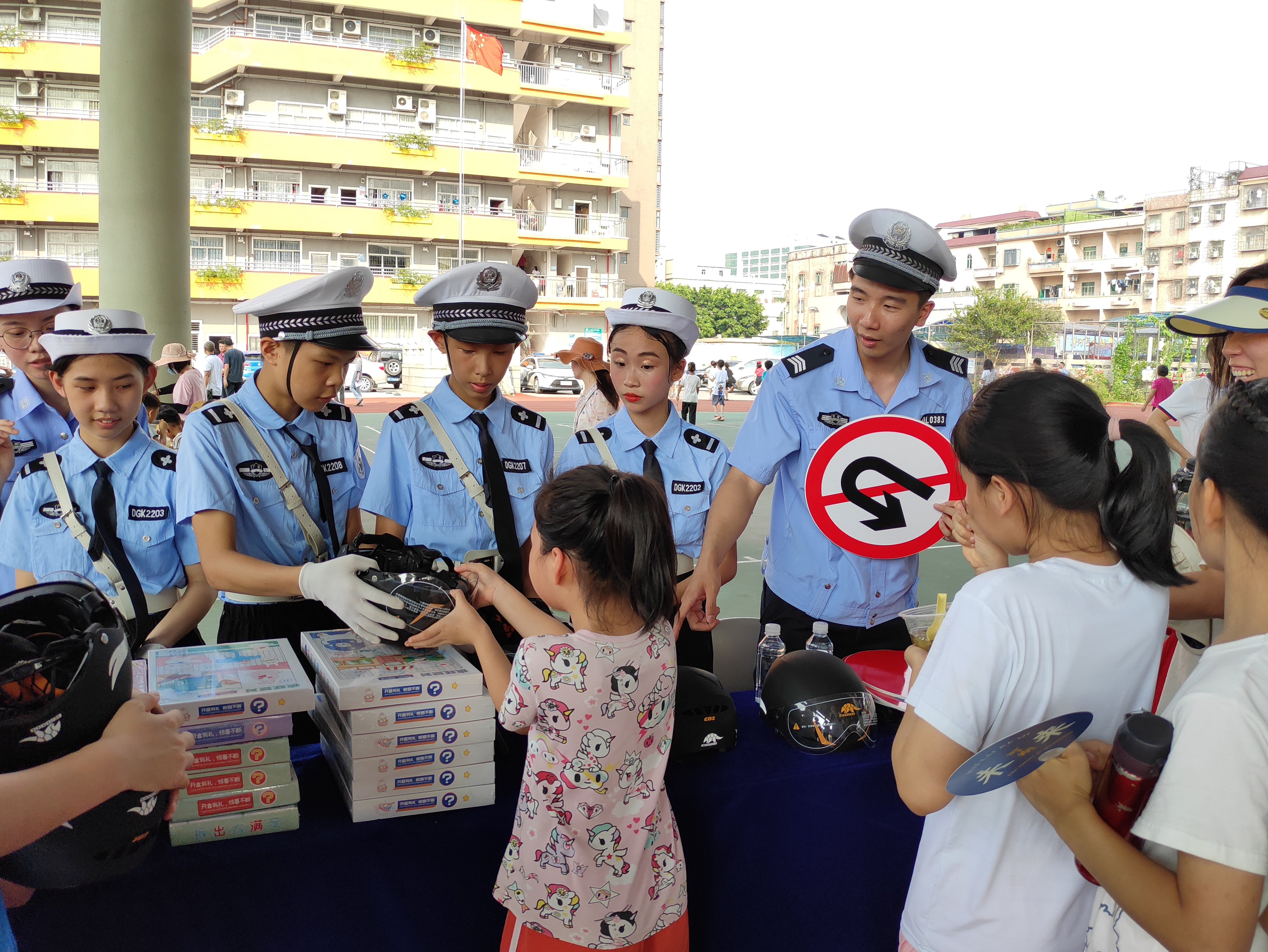 东莞交警大朗大队开展庆“六一”主题交通安全进校园活动