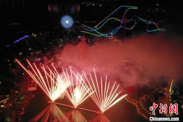 璀璨绽放的烟花与大湖秀交相呼应，将夜空与陆地连接，带来焰火、光影与水花的别样浪漫。　刘占昆 摄