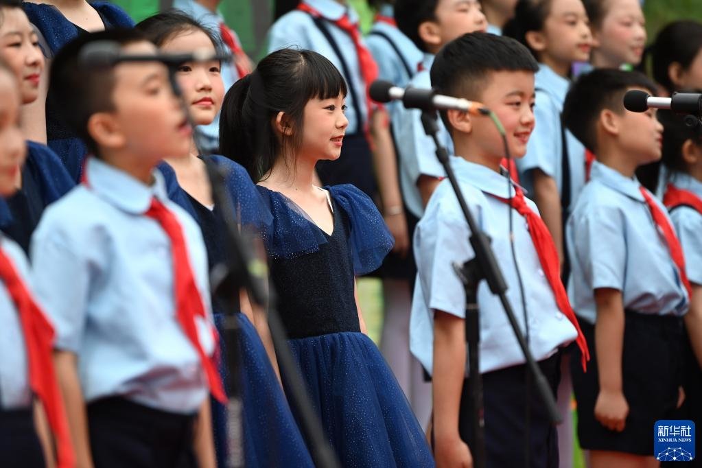 5月31日，兰州市东郊学校的小学生在文艺活动上演出。新华社记者 陈斌 摄