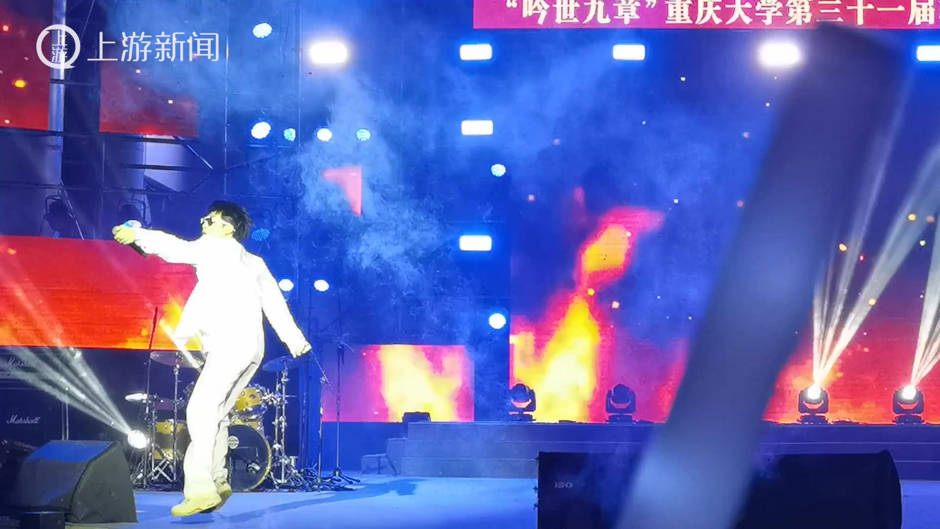 现场气氛炸裂！重大校园歌手总决赛2000人大合唱