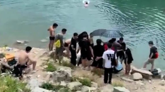 少年在网红湖泊野泳溺水背后：区域未开发，众多网友力荐打卡