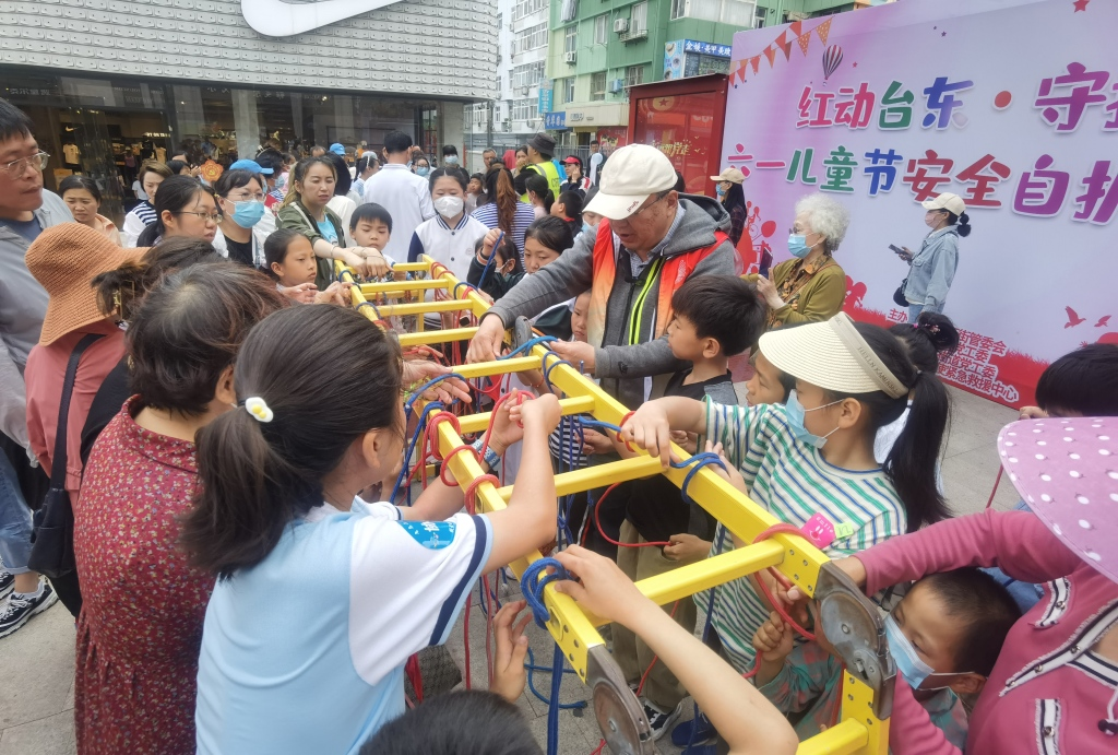 别样庆“六一”,登州路街道联合台东街道 举办“红动台东·守护童年”儿童安全自护体验活动