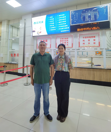 静雯与海大叔在川大食堂合影