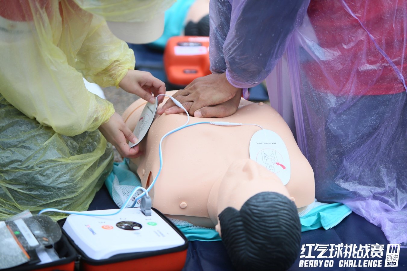 参赛者进行心肺复苏（CPR+AED)任务
