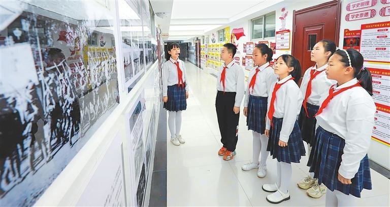 小学生在学校的思政长廊接受教育