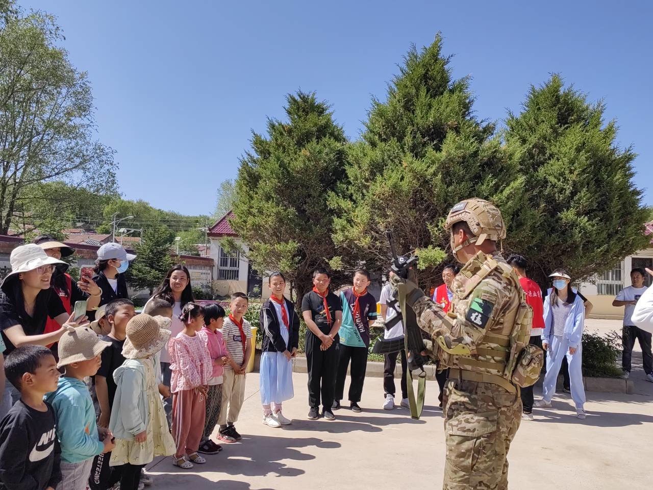“青”润童心 华亭别样课堂浇灌未来“花朵”