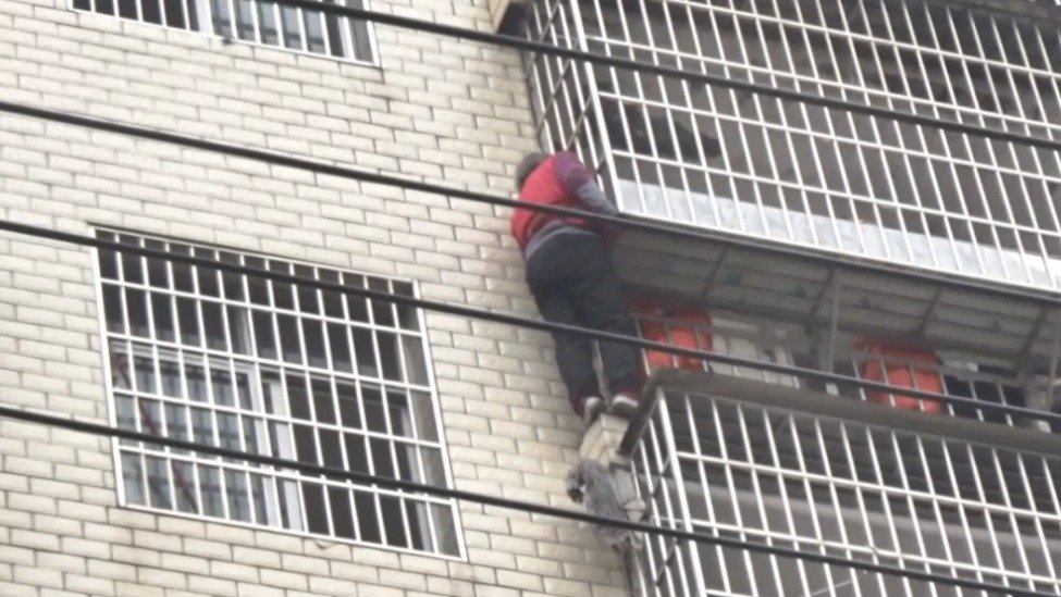 老人趴在阳台上看别人打麻将，太专注不慎翻出6楼阳台