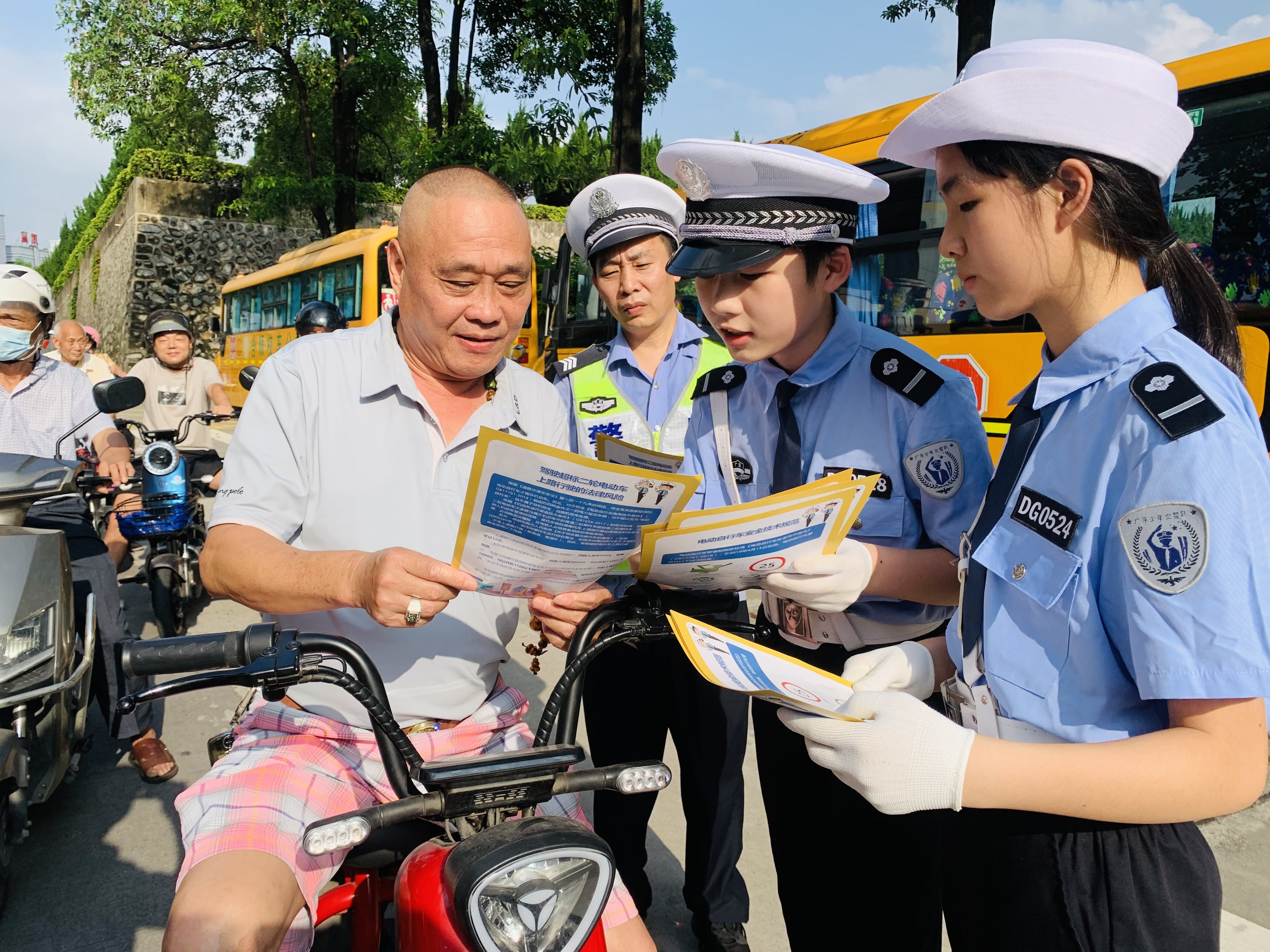 东莞交警丨石碣交警积极开展“少年小交警” 助力文明行活动