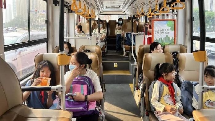 送孩子上学堵车怎么办?成都开行升级版定制通学专线_凤凰网