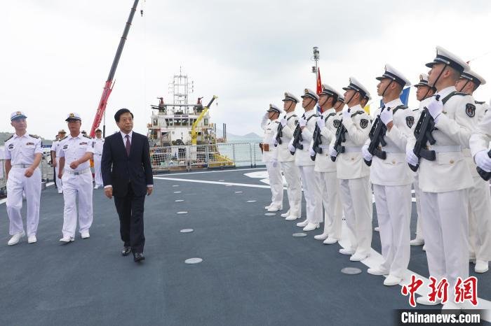 中国驻泰国大使韩志强登舰检阅仪仗队。 <a target='_blank' href='/'>中新社</a>发 黎明宇摄