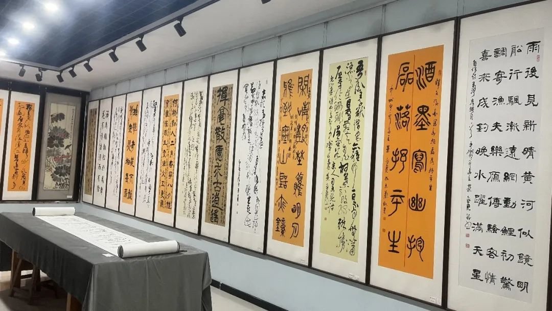 竹林行吟·素笺濡墨——荣金宽诗词书画展”开幕