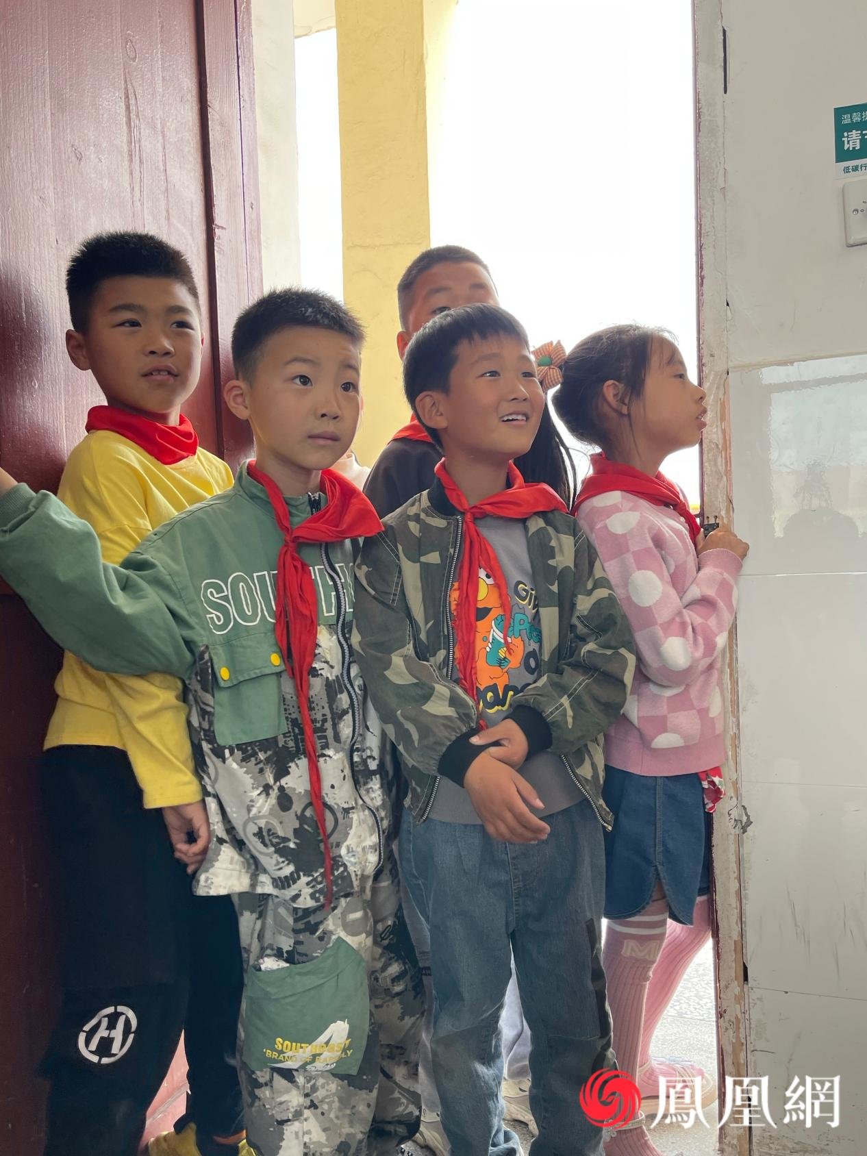门口站满了前来听课的学生