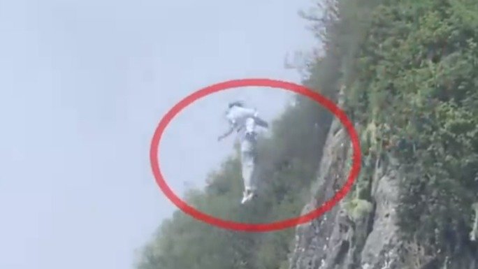峨眉山景区回应一男子从悬崖上跳下：人已救下