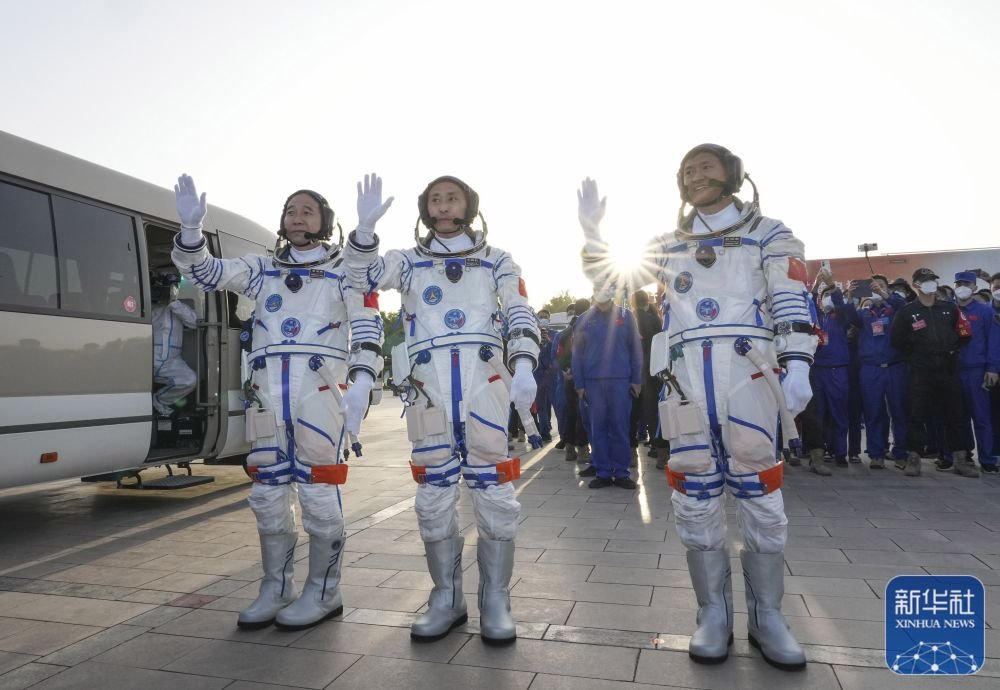 ↑这是航天员景海鹏（左）、朱杨柱（中）、桂海潮在出征仪式上 新华社记者 李刚 摄