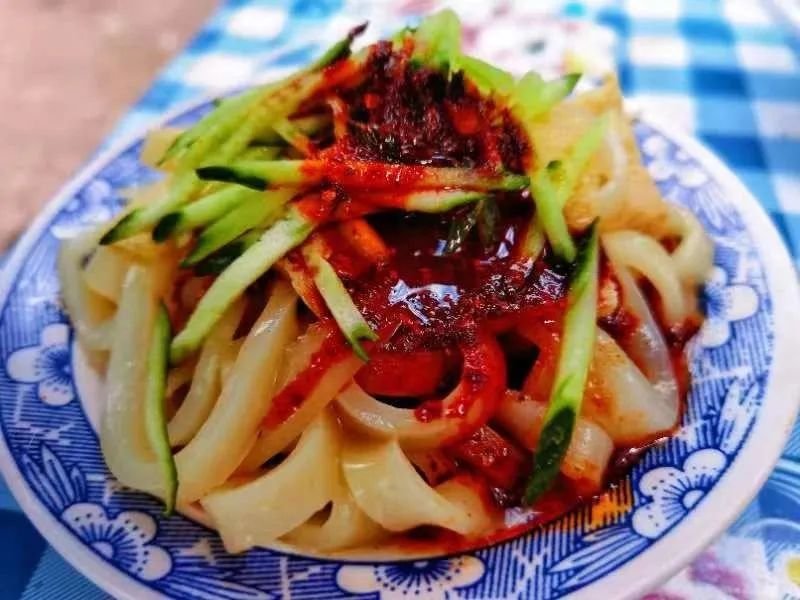 一碗凉皮8种味儿，一口一口吃出甘肃的地道风物！