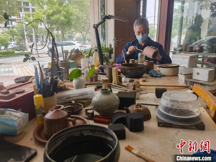 甘肃平川陶瓷艺人创新元素寄乡情老瓷器焕发新活力