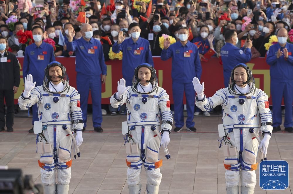 ↑这是航天员景海鹏（右）、朱杨柱（中）、桂海潮在出征仪式上 新华社记者 金立旺 摄