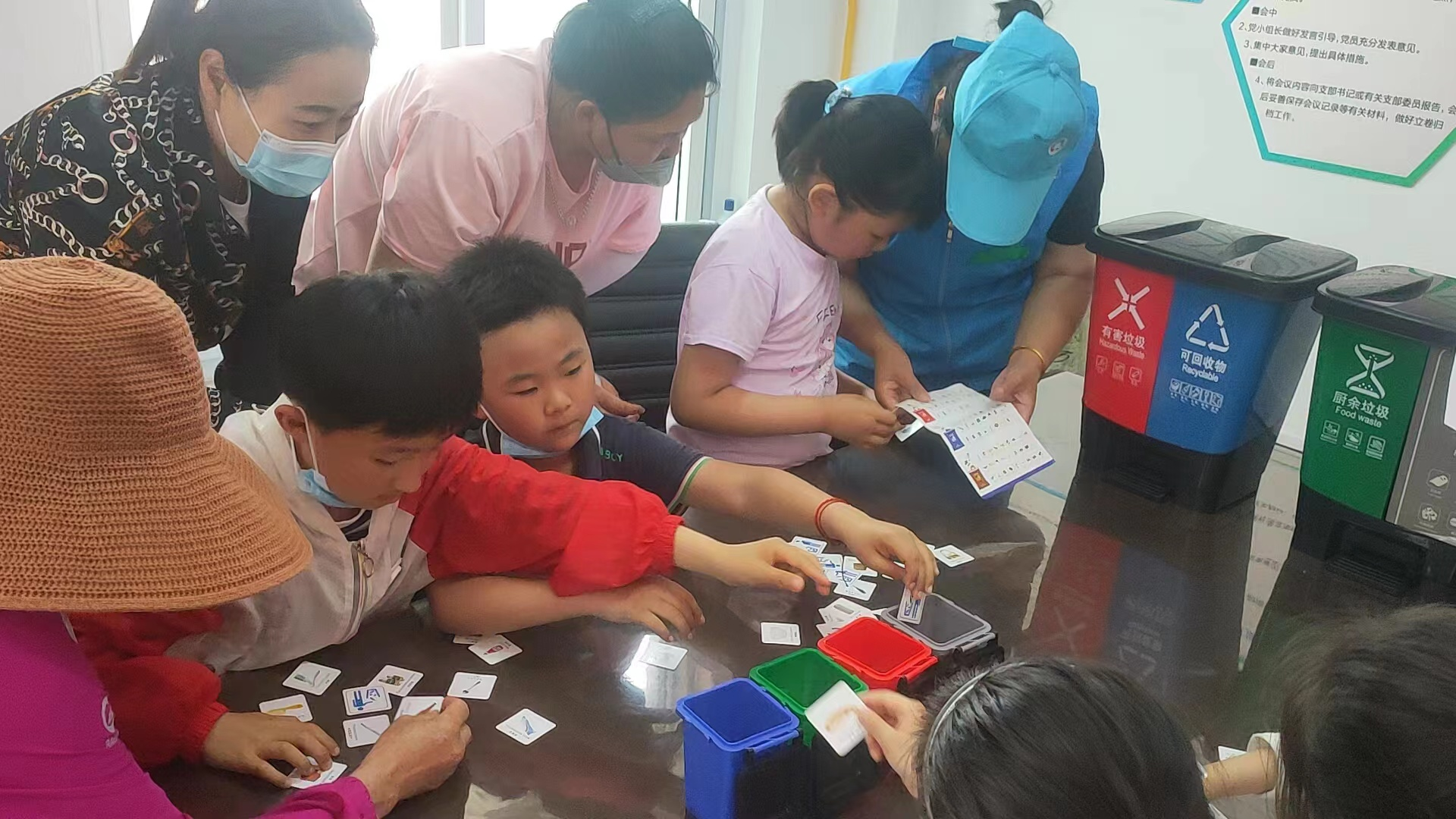 人和路社区垃圾分类趣味投放活动