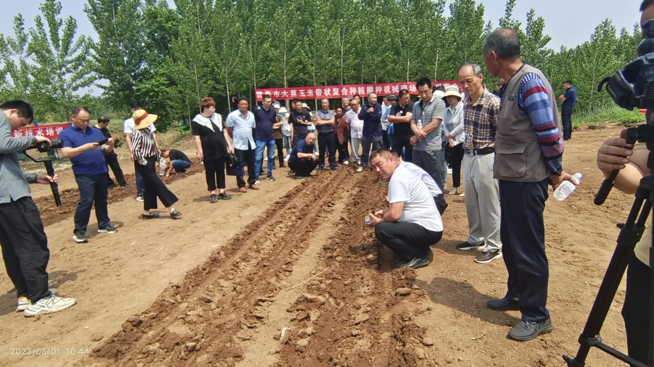 全市大豆玉米带状复合种植播种机械现场演示观摩会成功举办