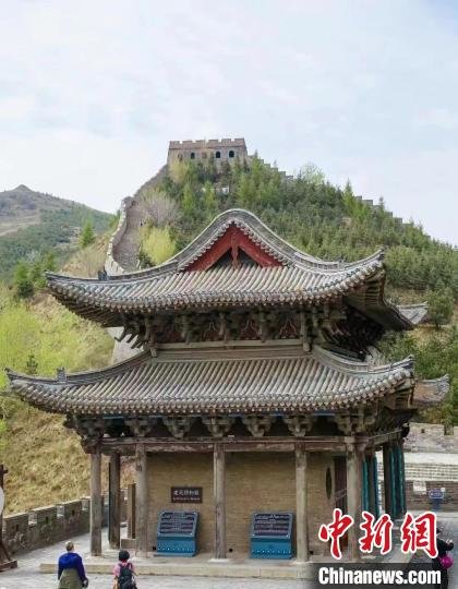 在原雪瑞看来，现在矗立在雁门山上的关楼，体现出其原有的历史价值，是对长城精神的一种延续。　山西省文化和旅游厅供图