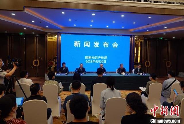 国家知识产权局5月例行新闻发布会在上海举行,这是国家知识产权局新闻发布活动首次走进地方。 中新社记者 孙自法 摄