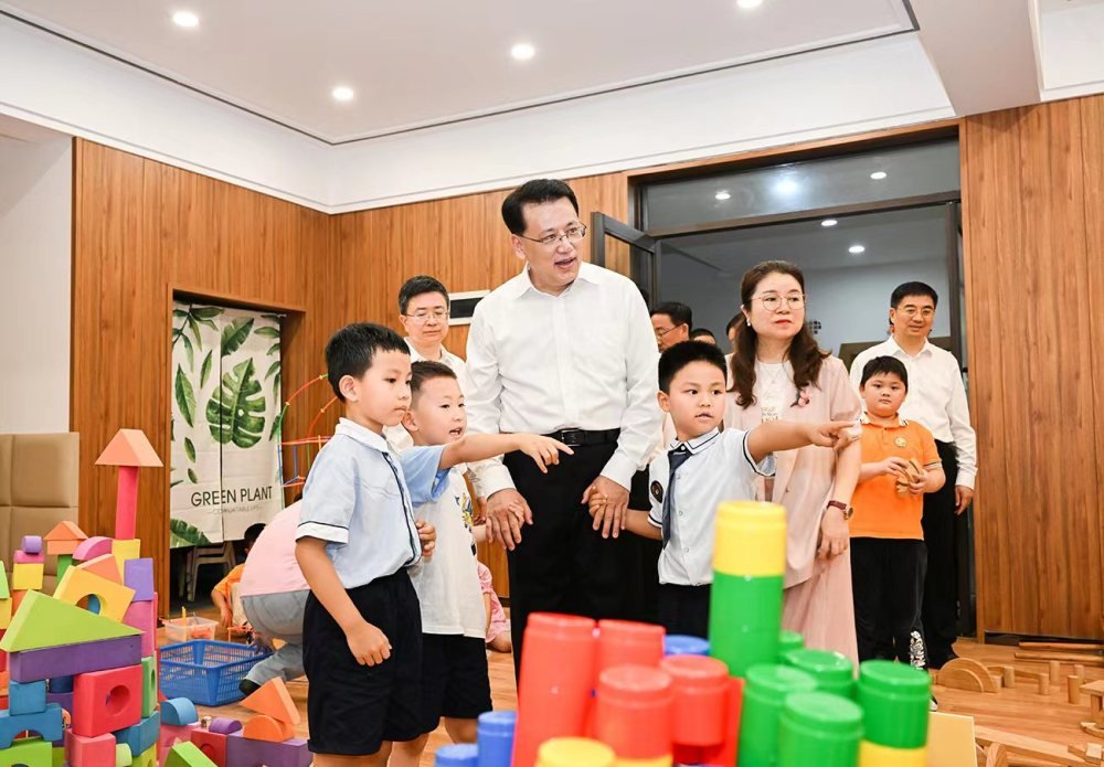 ▲️6月1日上午，在巴蜀幼儿园，市委书记袁家军同小朋友们亲切交流记者 苏思 摄/视觉重庆