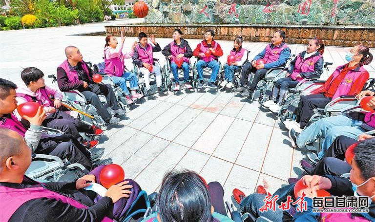 张掖市残疾人网络就业基地的残疾人朋友在参加联谊活动 本文图片除署名外均由新甘肃·甘肃日报通讯员王将 摄