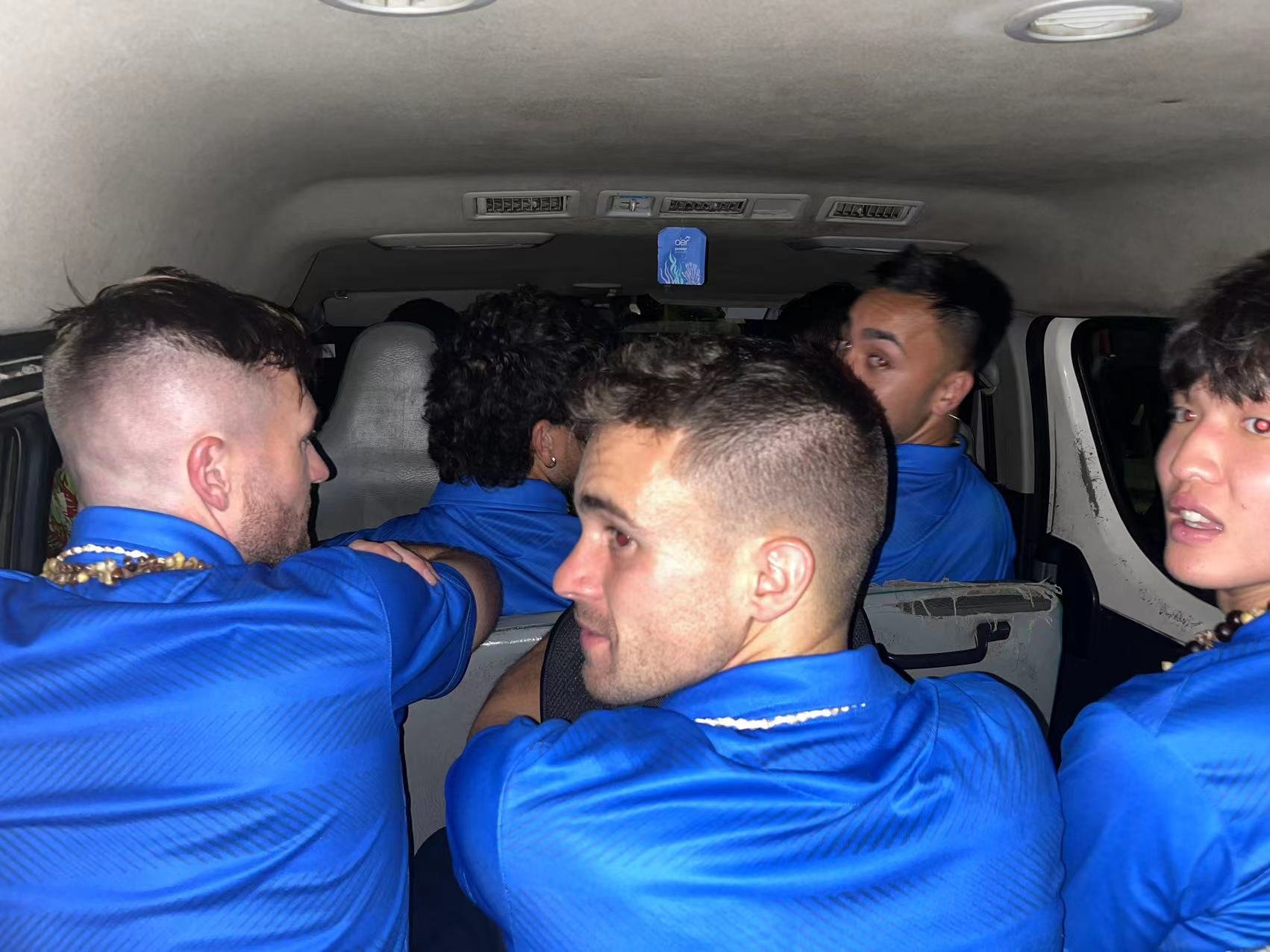 全队挤旧面包车去酒店和训练场