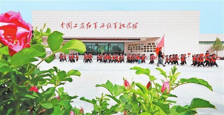 在老师带领下，学生们参观中国工农红军西路军纪念馆。