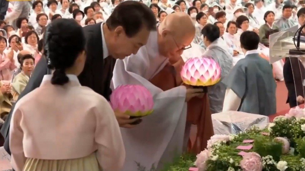 韩总统尹锡悦出席佛诞日活动，花灯到他手上就不亮了